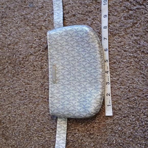 Micheal Kors silver monogram belted hip purse size S/M - Picture 12 of 15